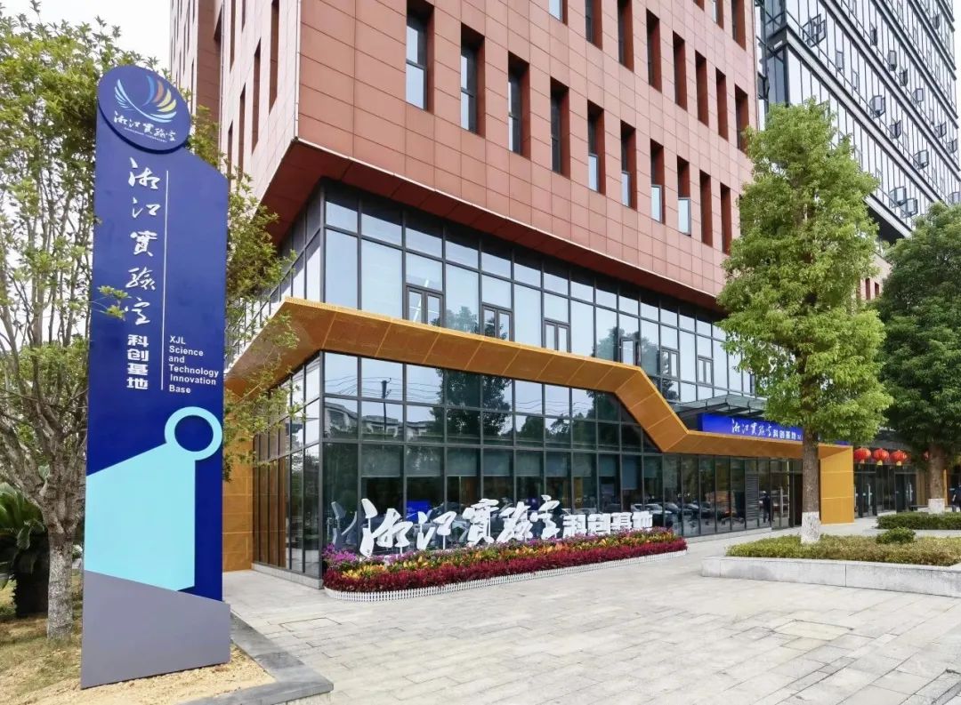 08125743zqmm.jpg